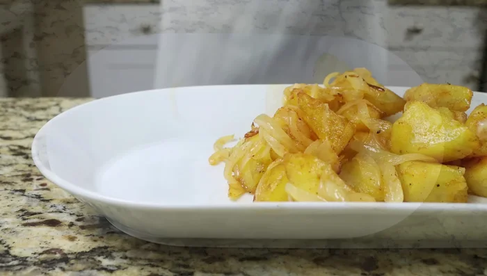 Retirar del fuego, transferir las patatas a una fuente para servir y decorar con perejil fresco. (274.52)