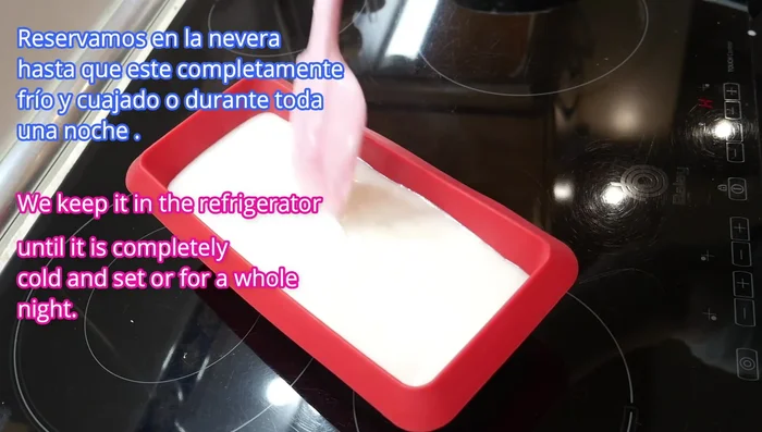 Lleva el molde a la nevera durante toda la noche (o hasta que cuaje y esté frío).