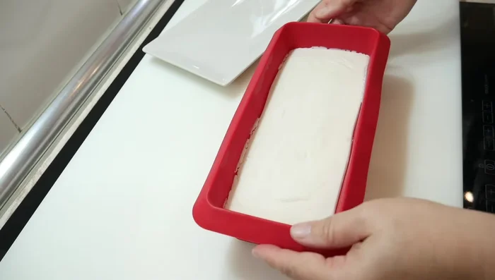 Desmolda el postre con cuidado, despegándolo de las paredes del molde.