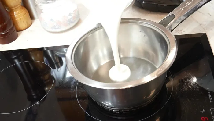 Coloca un cazo al fuego, enciende el fuego y añade la mezcla de leche de coco, maicena y eritritol.