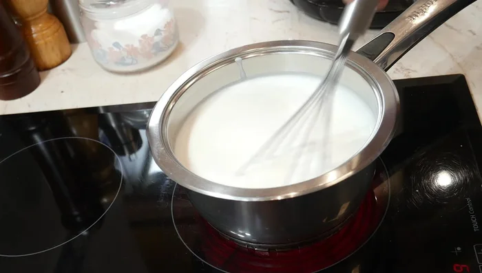 Mezcla constantemente hasta que la mezcla espese y forme una crema. Esto es rápido, ¡no pares de remover para evitar que se pegue!