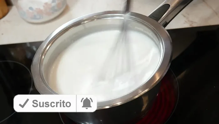 Una vez que la crema empieza a espesar y a tomar cuerpo, apaga el fuego.