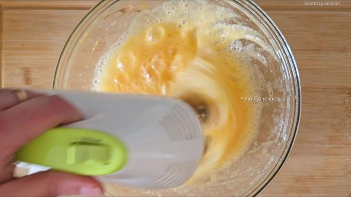 Mezcla los cuatro huevos grandes, tres cucharadas de azúcar, 300g de queso crema y 150g de dulce de leche.