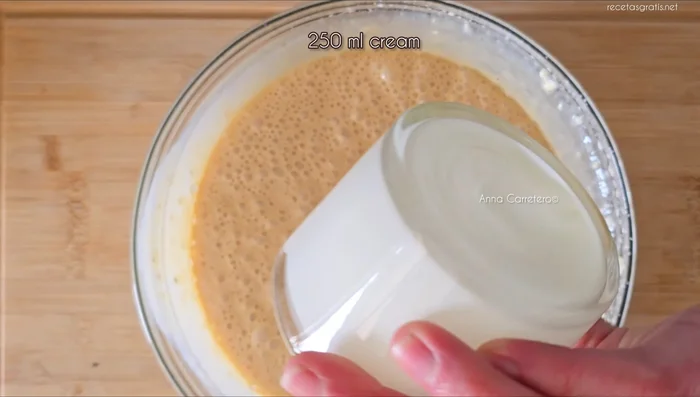 Añade 250 ml de nata a la mezcla.