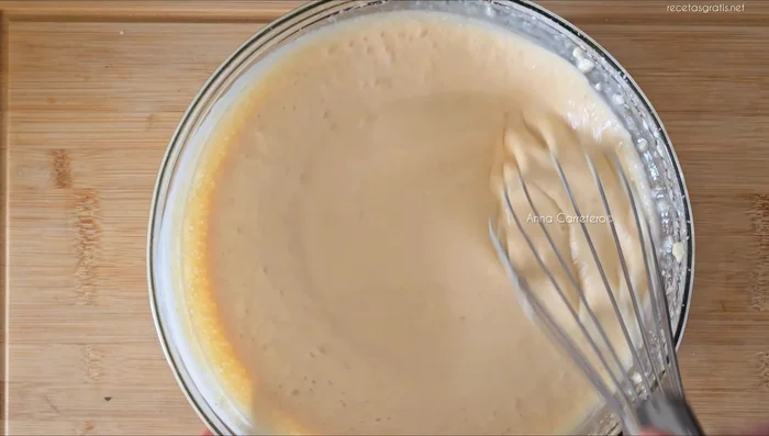 Vierte la mezcla en tu molde para cheesecake.