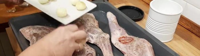 Añadir las cebollitas y las patatas pequeñas (previamente lavadas varias veces).