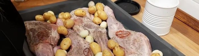 Agregar un poco de caldo, vino y manteca de cerdo por encima de la paletilla.