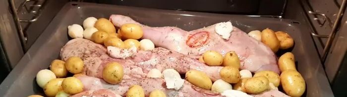 Cada 15-20 minutos, regar la paletilla con el caldo restante, darle la vuelta y seguir añadiendo caldo.