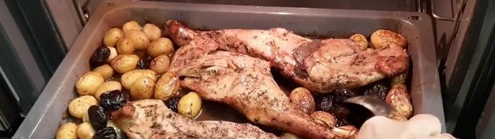 En la última vuelta, añadir los ajos y el brandy.