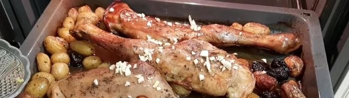 Dejar cocinar hasta que la paletilla esté hecha.