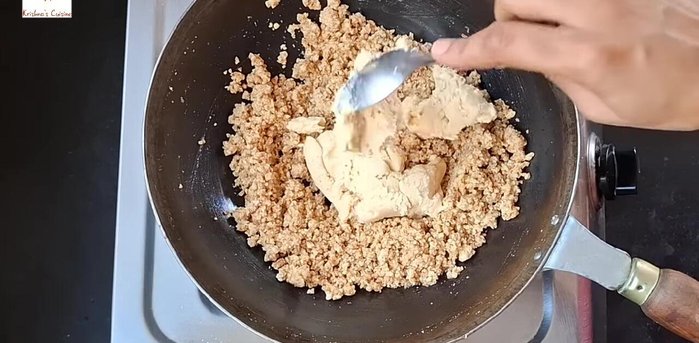 Agregar 200g de Kaara (o leche en polvo previamente preparada) desmenuzado, mezclando continuamente para evitar que se queme.