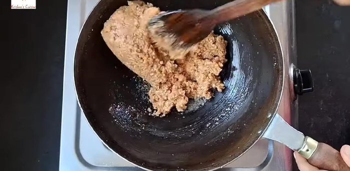 Cocinar a fuego lento durante 5-6 minutos más, revolviendo constantemente.