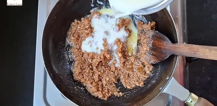 Agregar 1 ½ tazas de leche caliente y mezclar bien.