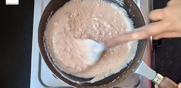 Cocinar hasta que la mezcla espese, revolviendo constantemente, hasta lograr la consistencia deseada. (Aproximadamente 6-7 minutos)