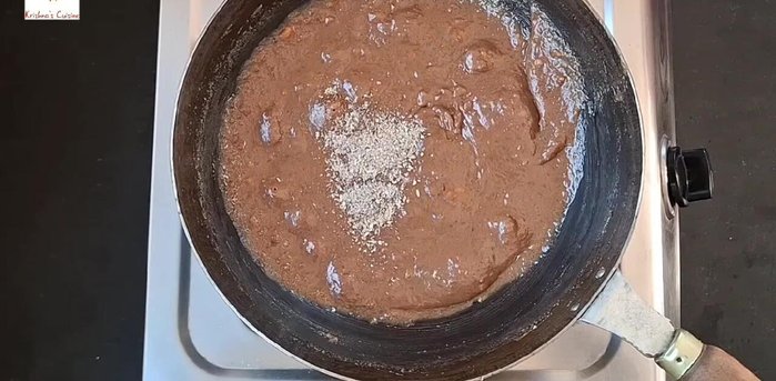Agregar ½ cucharadita de cardamomo en polvo y las hebras de azafrán remojadas previamente en agua tibia durante media hora.