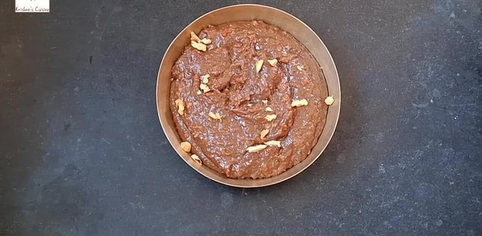 Servir adornado con nueces, almendras, pistachos y pétalos de rosa.