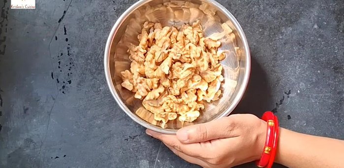 Moler las nueces suavemente en lotes pequeños usando el modo pulso en un procesador de alimentos o licuadora. Debemos obtener una textura suave.