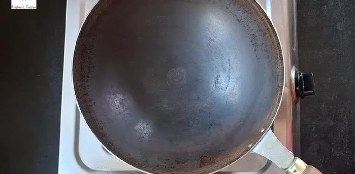 Calentar 4 cucharadas de ghee en una sartén a fuego lento.