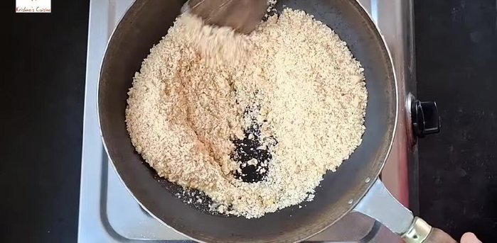 Agregar las nueces molidas al ghee caliente y cocinar, revolviendo constantemente, durante 4-5 minutos hasta que estén ligeramente doradas.