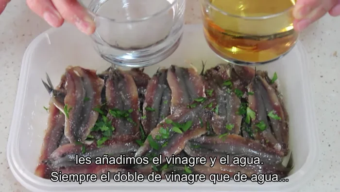 Añadir vinagre y agua (el doble de vinagre que de agua).