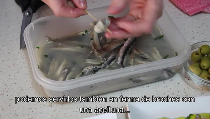 Servir tal cual o preparar brochetas con boquerones y aceitunas, adornado con ajo y aceite de oliva.