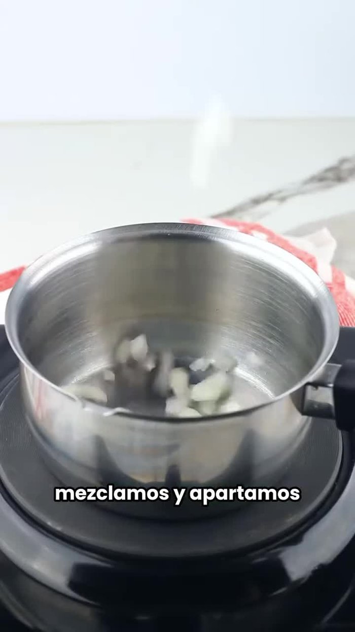 Para el aderezo: corta el chalote en cuadritos.