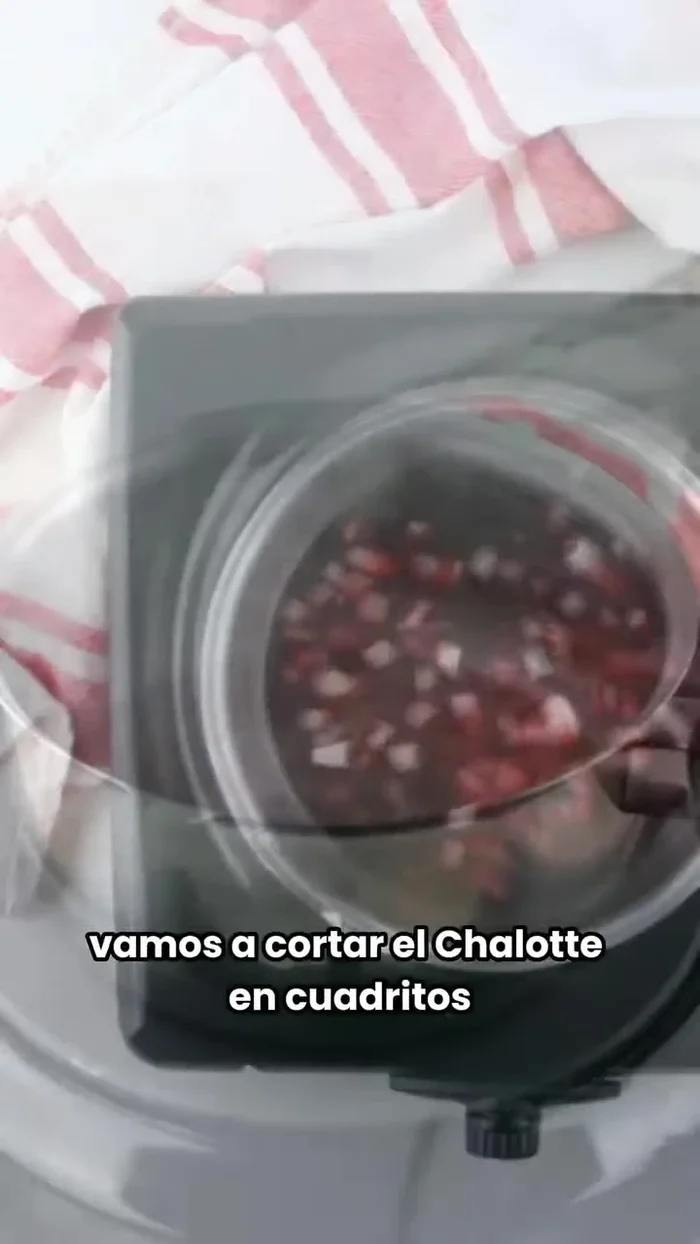 Pon el chalote a hervir en un poco de jugo de granada.