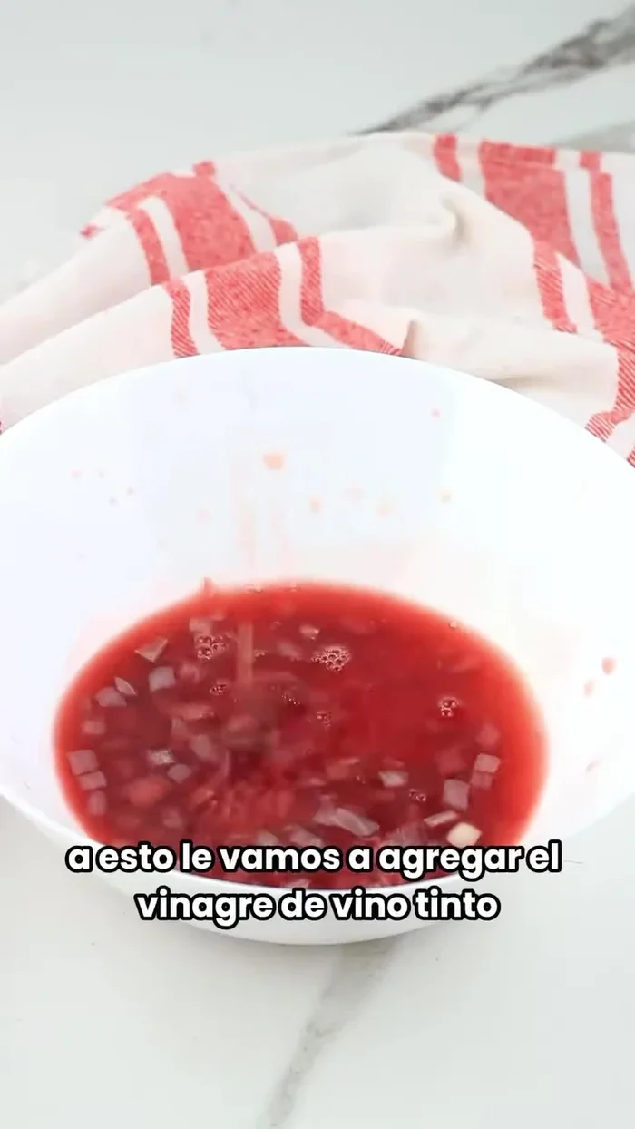 Añade aceite de oliva extra virgen.