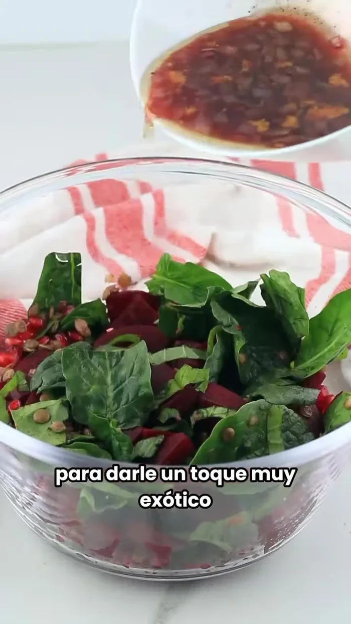 Vierte el aderezo sobre la ensalada reservada.