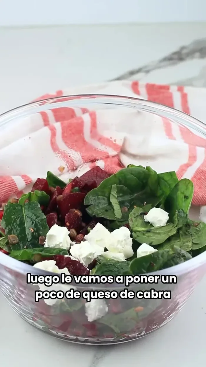 Añade queso de cabra y nueces.