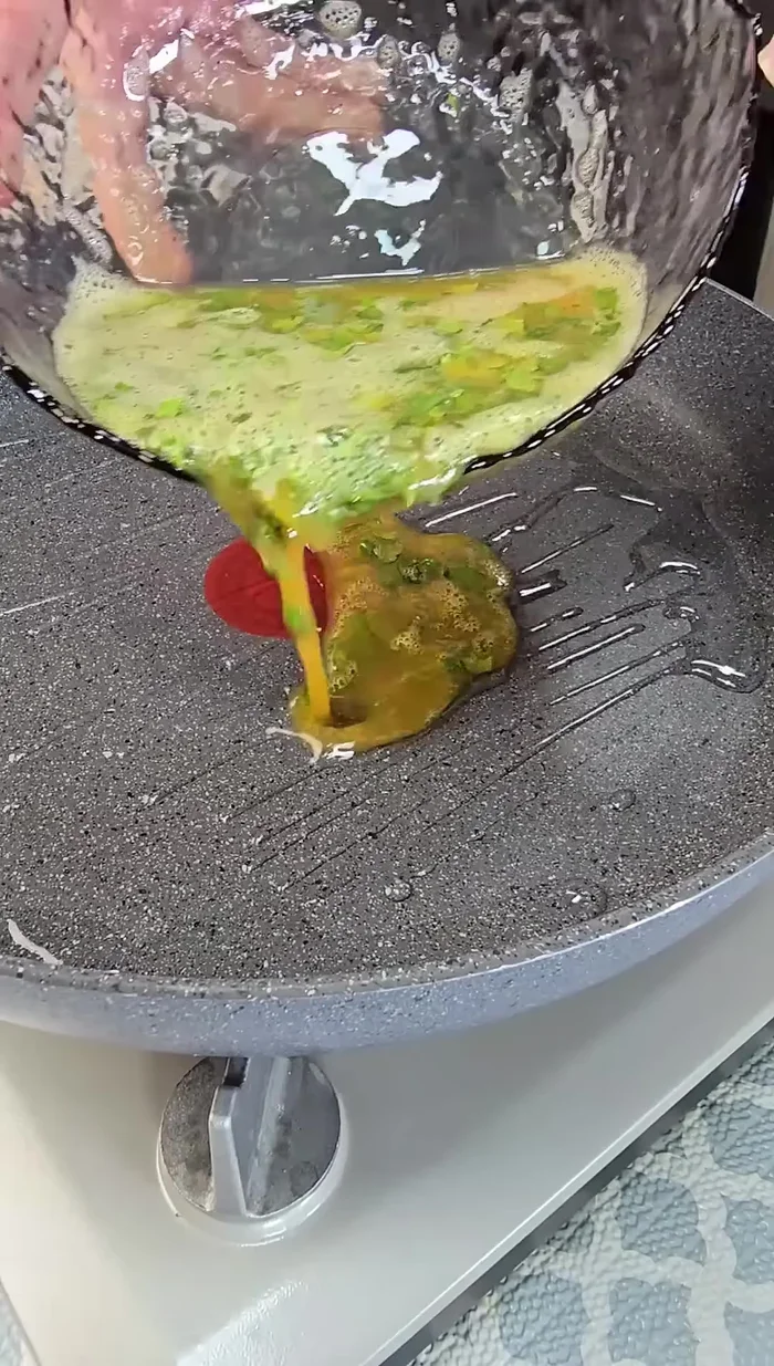 En el mismo sartén (sin lavar), agregar un hilo de aceite, media cebolla en cubos y tres dientes de ajo. Sofreír por un minuto.