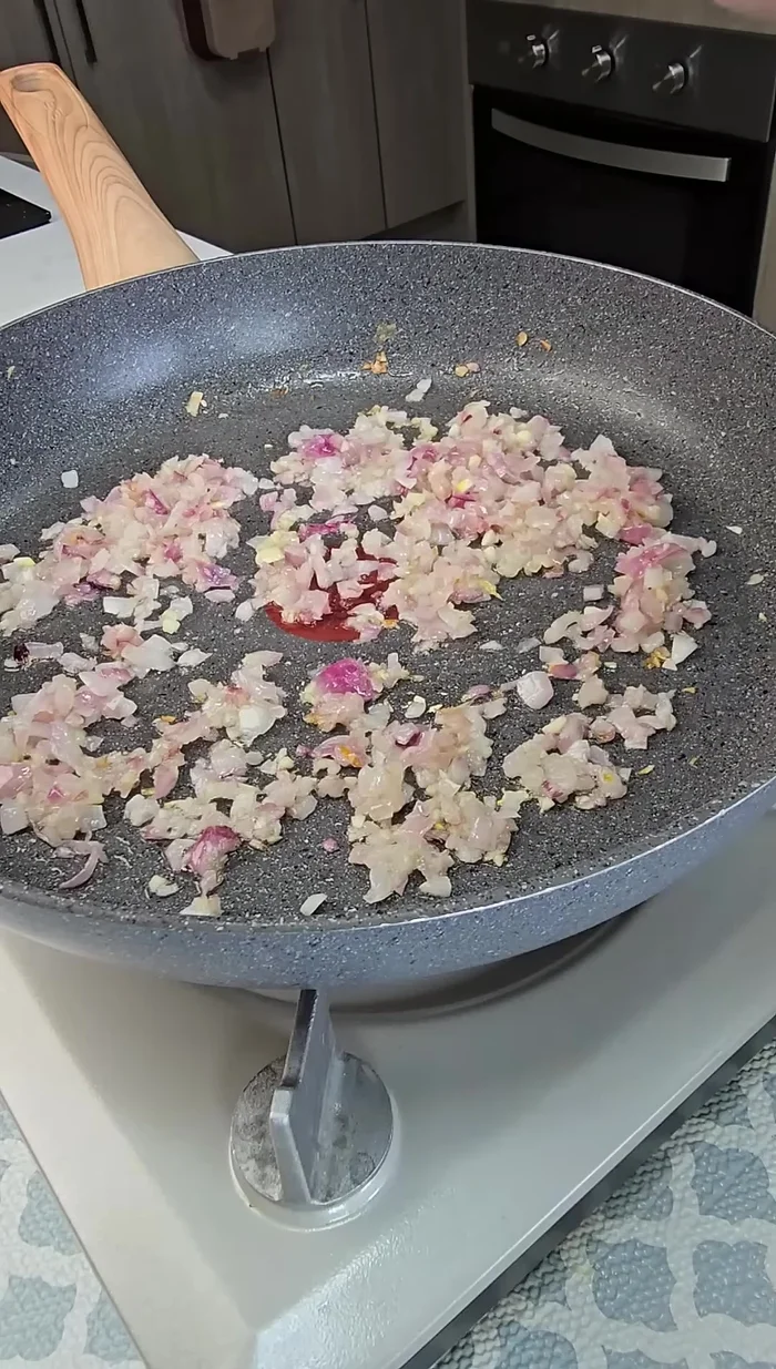 Agregar cebolla de rama, medio repollo picado en tiras y cocinar por tres minutos o hasta que el repollo esté suave.