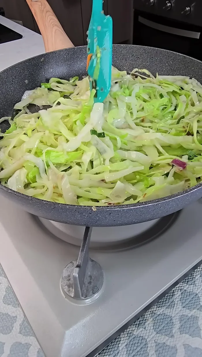 Agregar una zanahoria rallada y cocinar por dos minutos más.