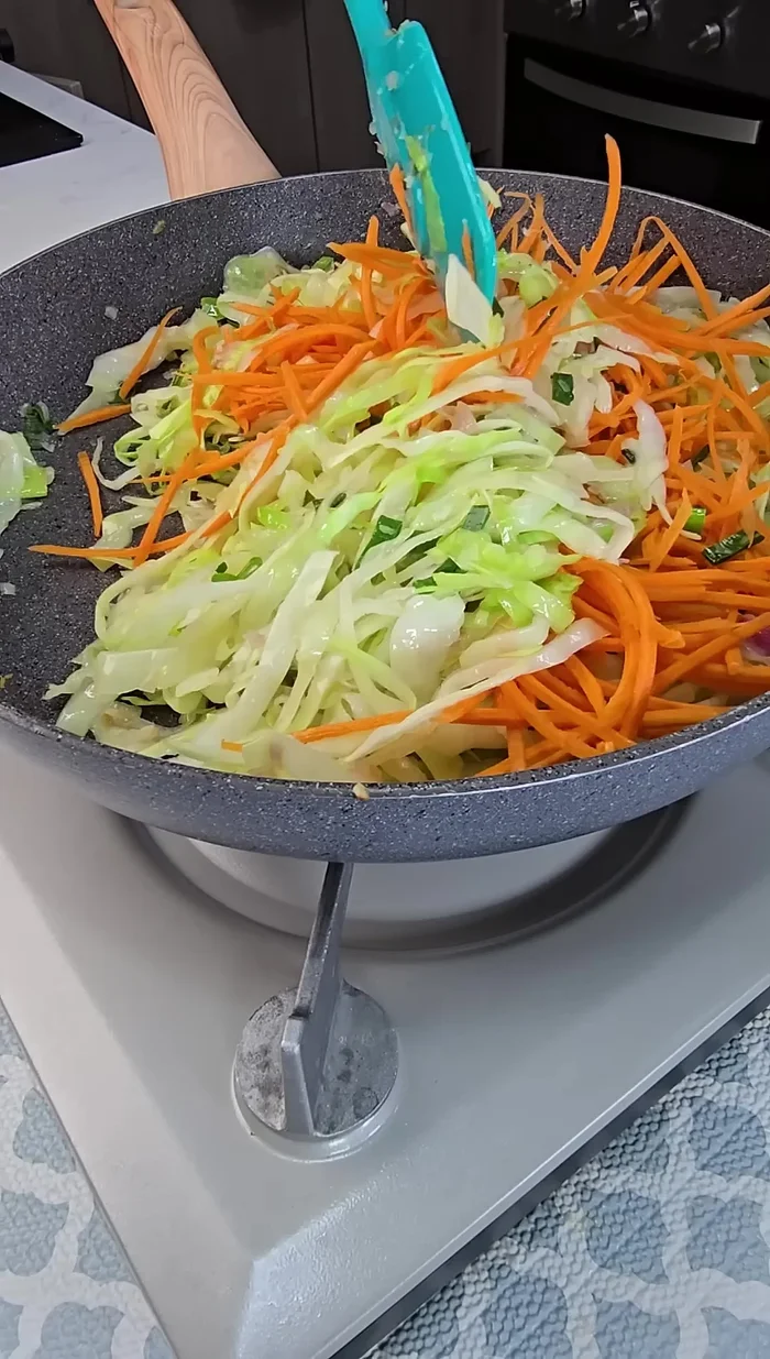 Añadir una cucharada sopera de soya, una cucharada sopera de salsa de chiles y ajo, una cucharada sopera de miel y sal al gusto. Mezclar bien.