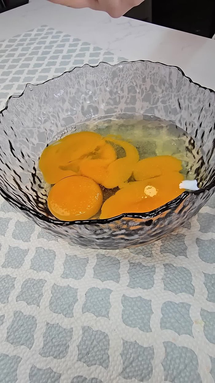 Sofreír la mezcla de huevo en un sartén con un hilo de aceite hasta que esté dorada. Luego partirla en tiras y reservar.