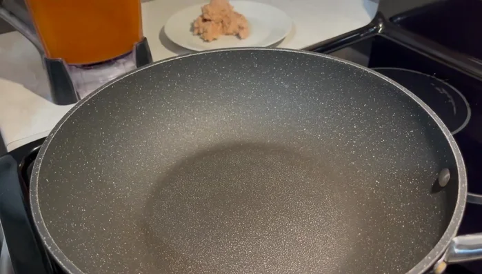 Sofreír la salsa en un sartén caliente hasta que suelte el hervor. Agregar los frijoles refritos para espesar.