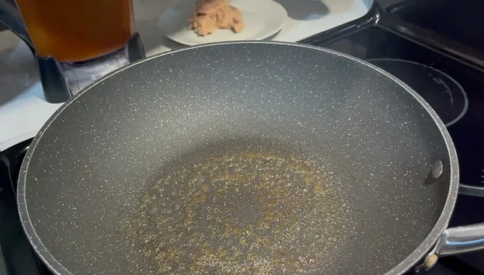 Colar la salsa para quitar las pieles y restos sólidos.