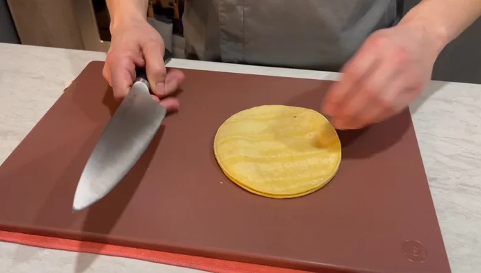 Cortar las tortillas en juliana. Quitar las orillas y cortar en tiras delgadas.