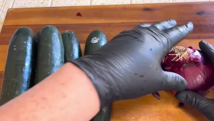 Preparar los vegetales: Picar finamente las dos cebollas moradas y los seis pepinos, retirando las semillas. Picar finamente también el cilantro.