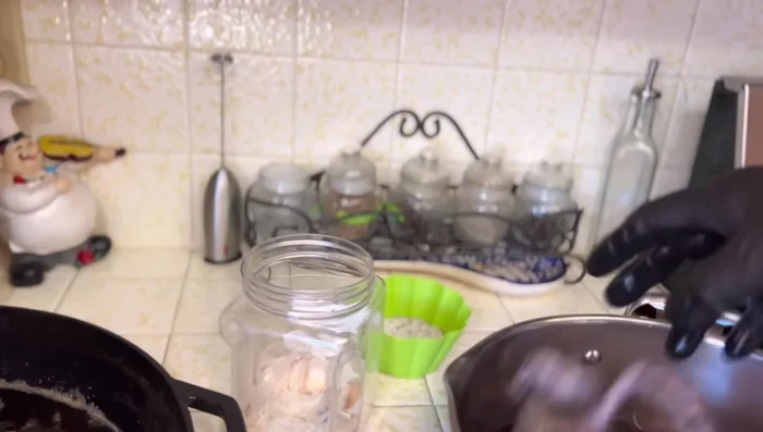 Preparar el pulpo: En una olla con agua hirviendo, agregar hojas de laurel, media cabeza de ajo, media cebolla, un puño de sal y pimienta gruesa. Introducir el pulpo varias veces en el agua hirviendo (contando 1, 2, 3 segundos cada vez) hasta que los tentáculos comiencen a encogerse. Dejar hervir aproximadamente 30-45 minutos.