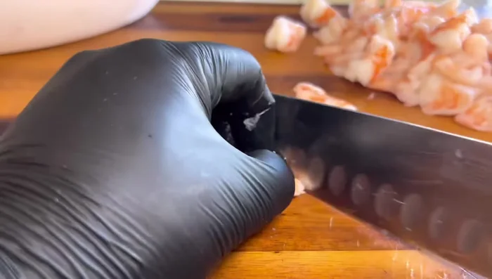 Cortar los camarones: Cortar los camarones por la mitad.