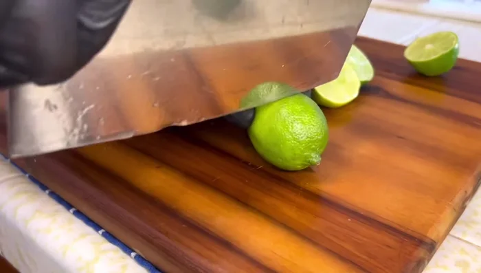 Servir: Se puede servir inmediatamente o refrigerar para que los sabores se asienten. Se recomienda poner las salsas aparte para que cada persona pueda personalizar su cóctel a su gusto.