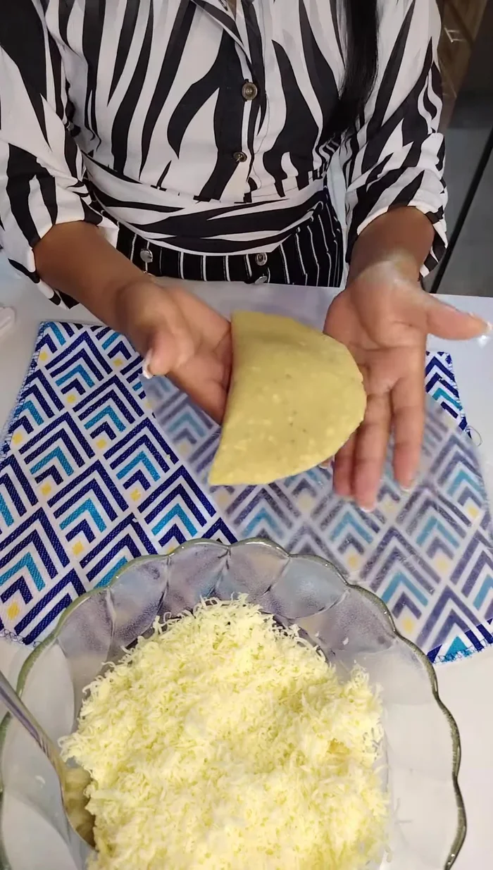 Utilizar un cortador o un plato para dar forma a las empanadas.