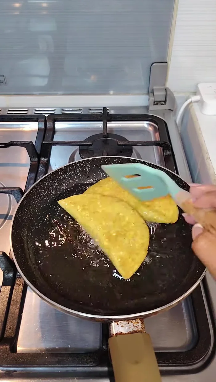 Freír las empanadas (congelar o refrigerar el resto).