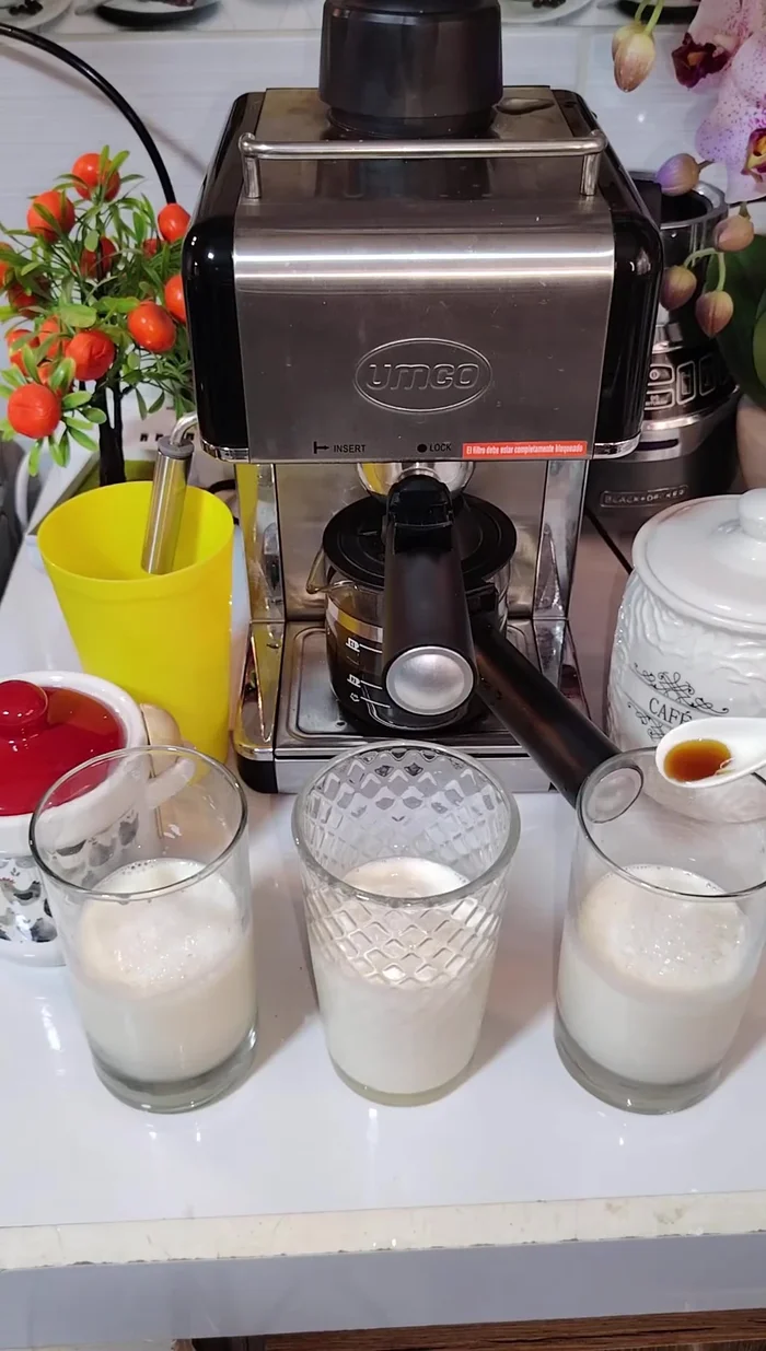 Preparar el capuchino: preparar un café expreso con dos cucharadas de café y dos tazas de agua. Añadir azúcar y vainilla a la leche fría. Usar la opción de capuchino en la máquina para espumar la leche. Añadir el café expreso y decorar con canela.