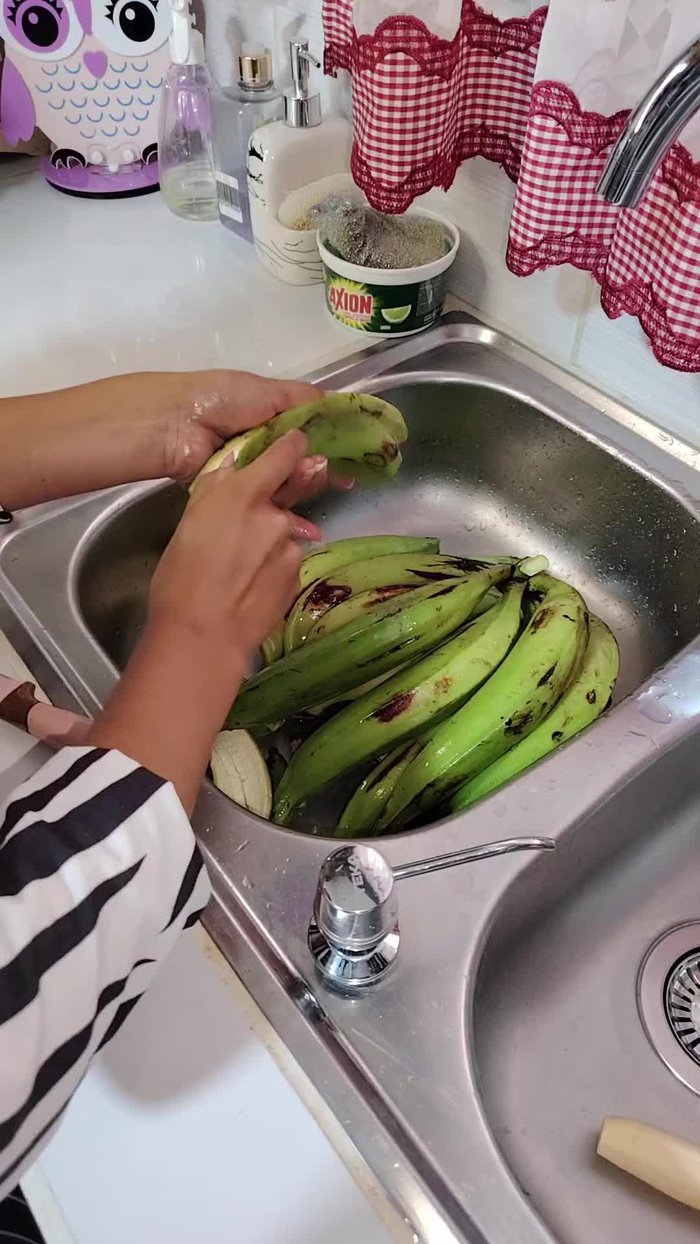 Pelar y trocear los plátanos.