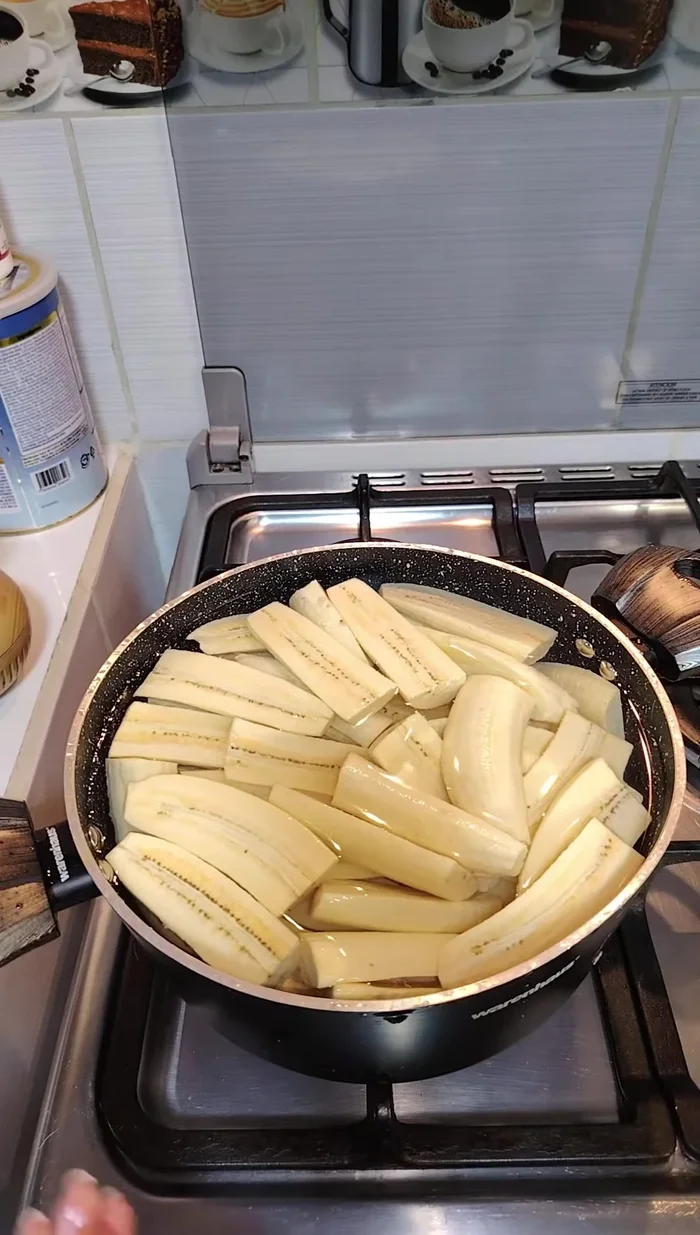 Colocar los plátanos en una olla con suficiente agua y dos cucharadas de sal. Cocer por aproximadamente 45 minutos hasta que estén suaves.