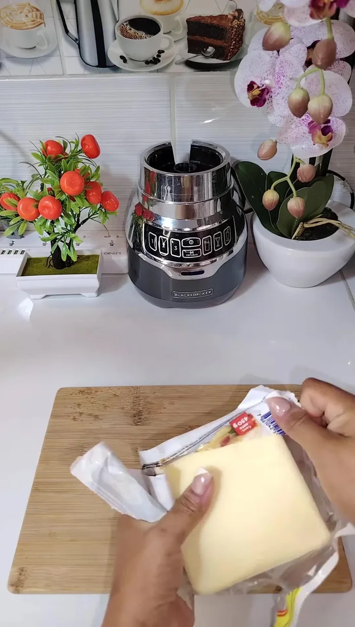 Rallar el queso.