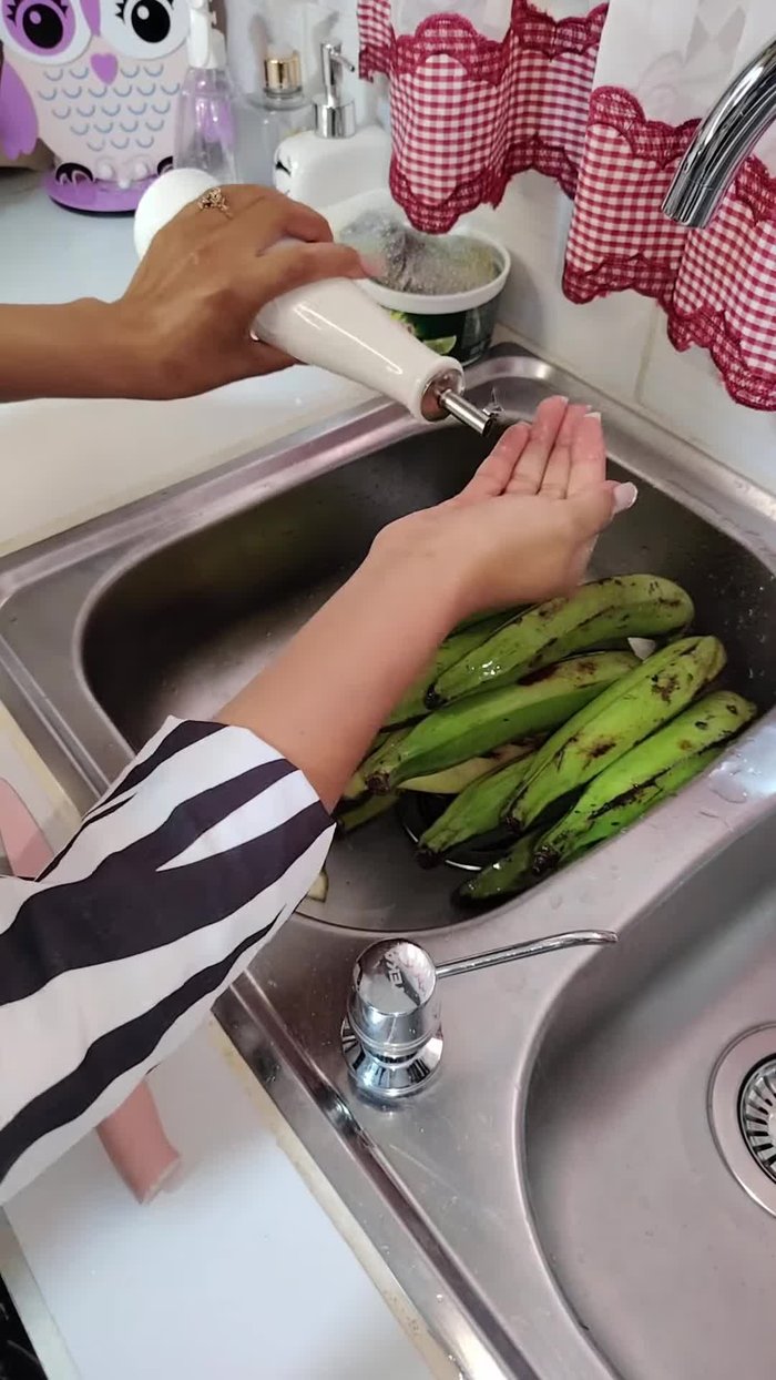 Lavar y desinfectar muy bien los plátanos verdes. Frotar las manos con aceite para evitar que se peguen.