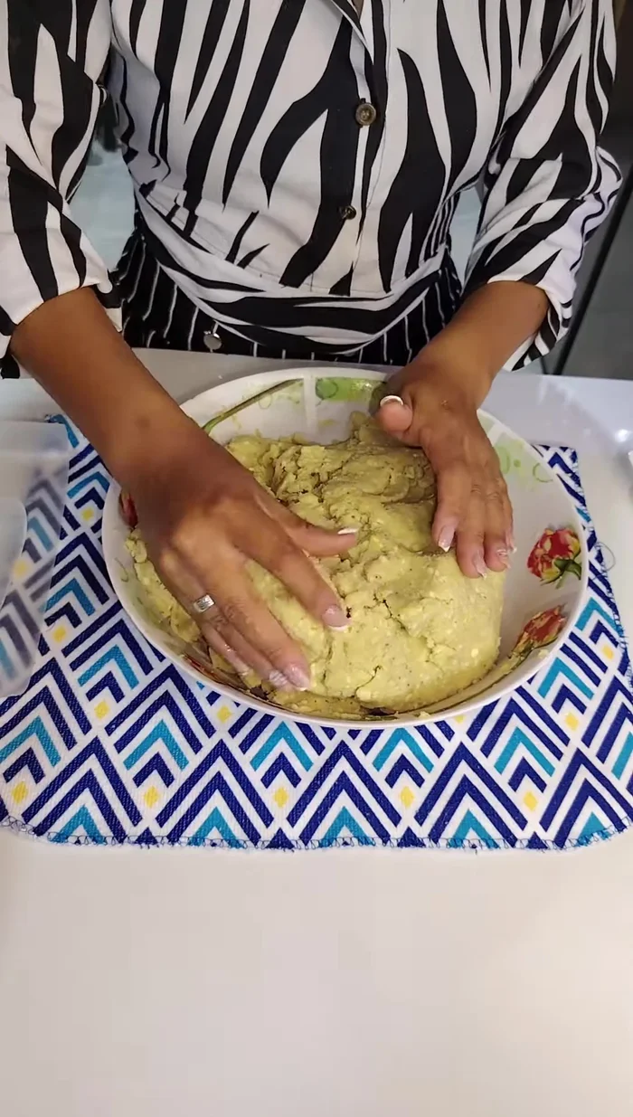 Frotar las manos con aceite. Formar pequeñas bolitas de masa.